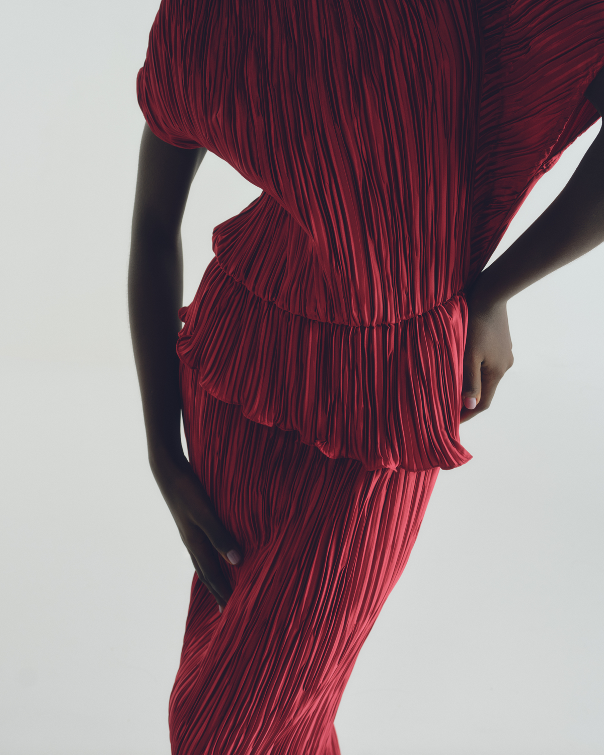 Vestido Escultural Plissado Vinho