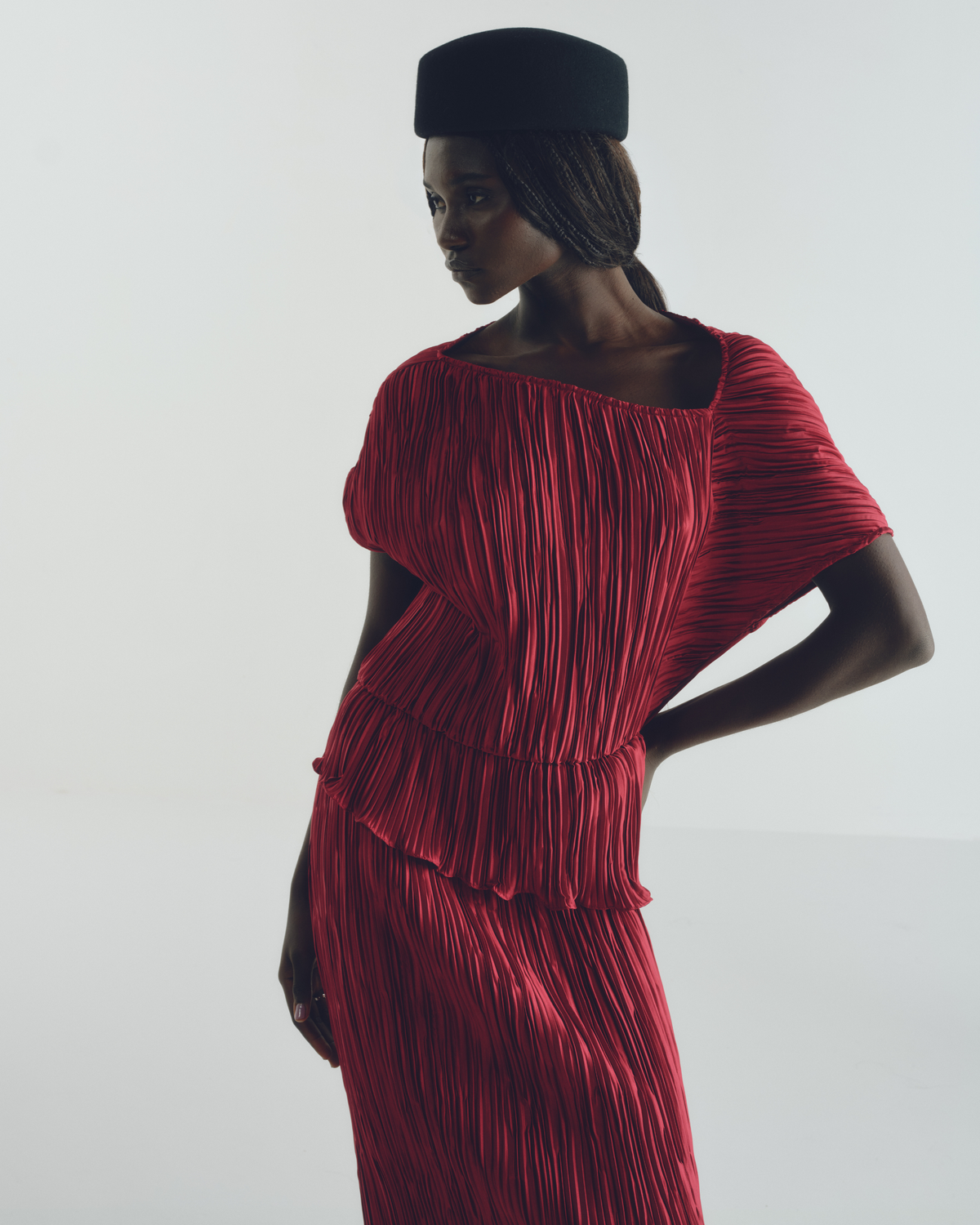 Vestido Escultural Plissado Vinho