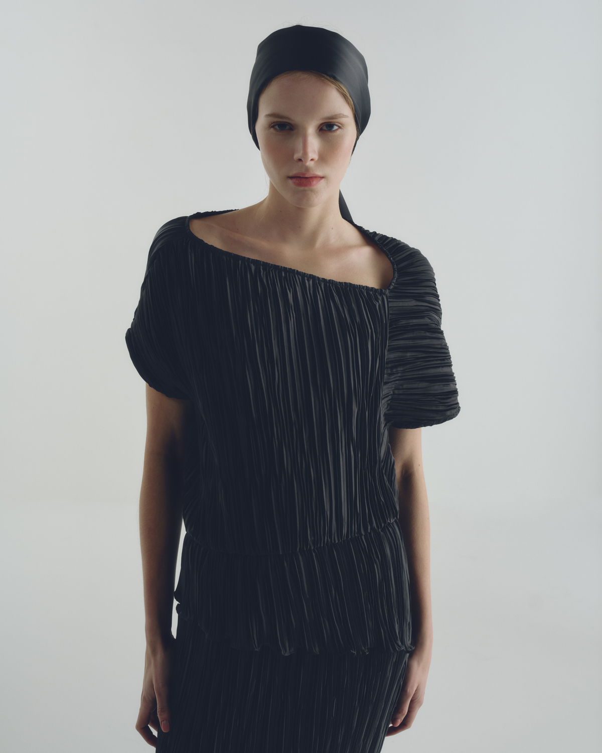 Vestido Escultural Plissado Preto