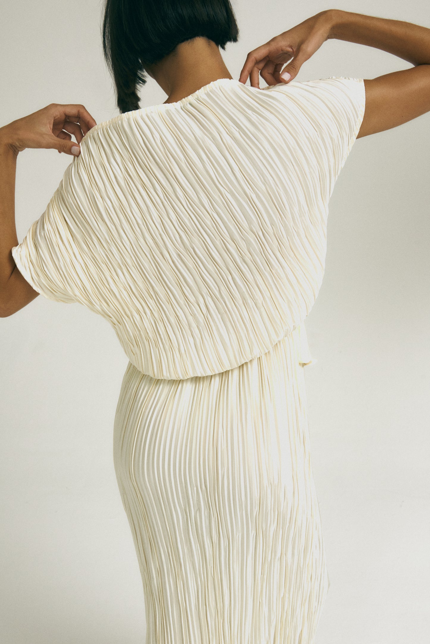 Vestido Escultural Plissado Creme