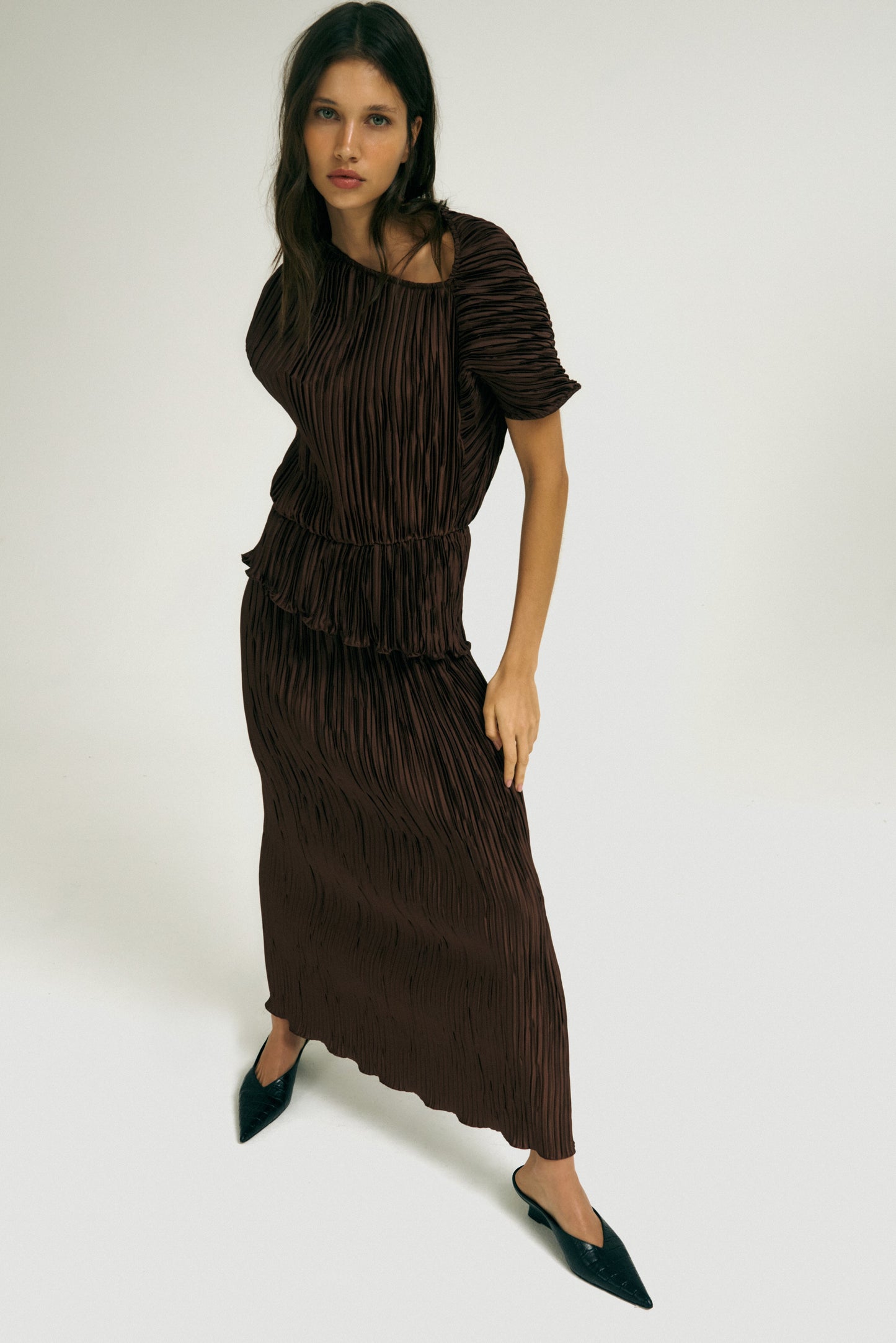 Vestido Escultural Plissado Marrom