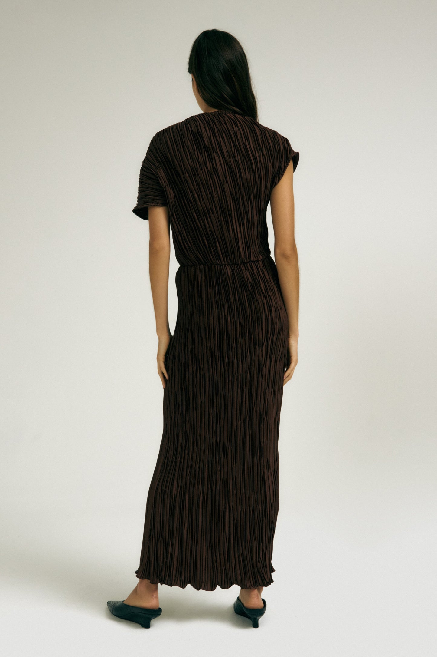 Vestido Escultural Plissado Marrom